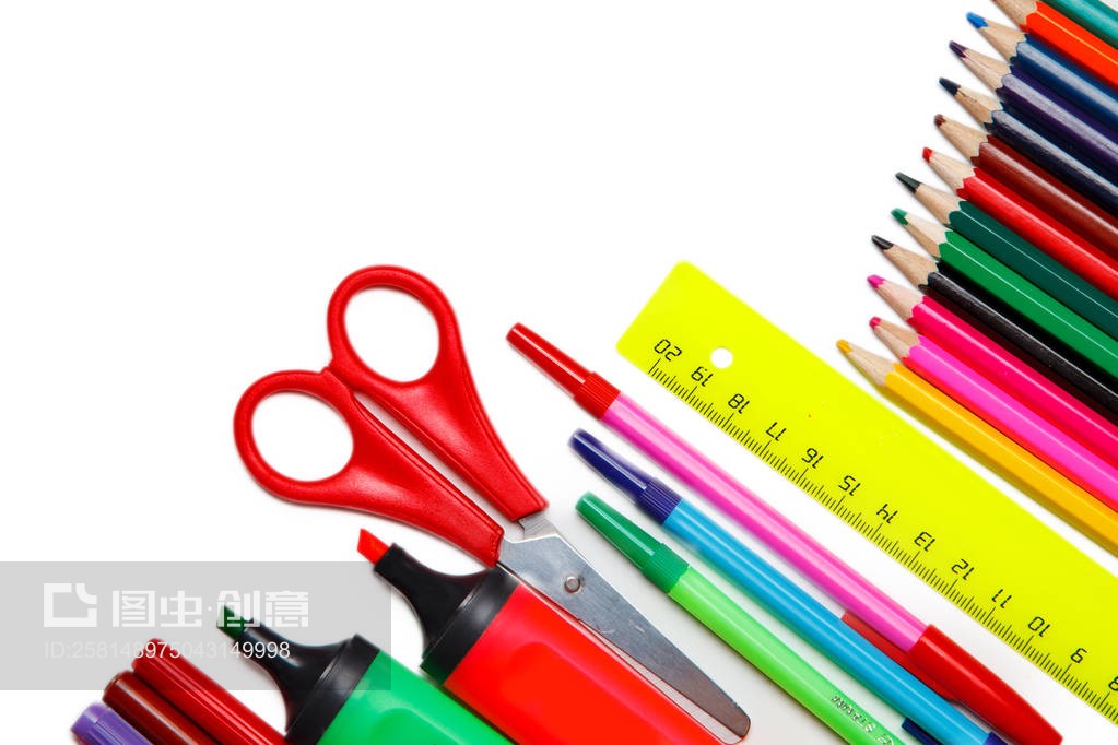 白色背景下的學(xué)習(xí)用品 簡(jiǎn)約與專注之美